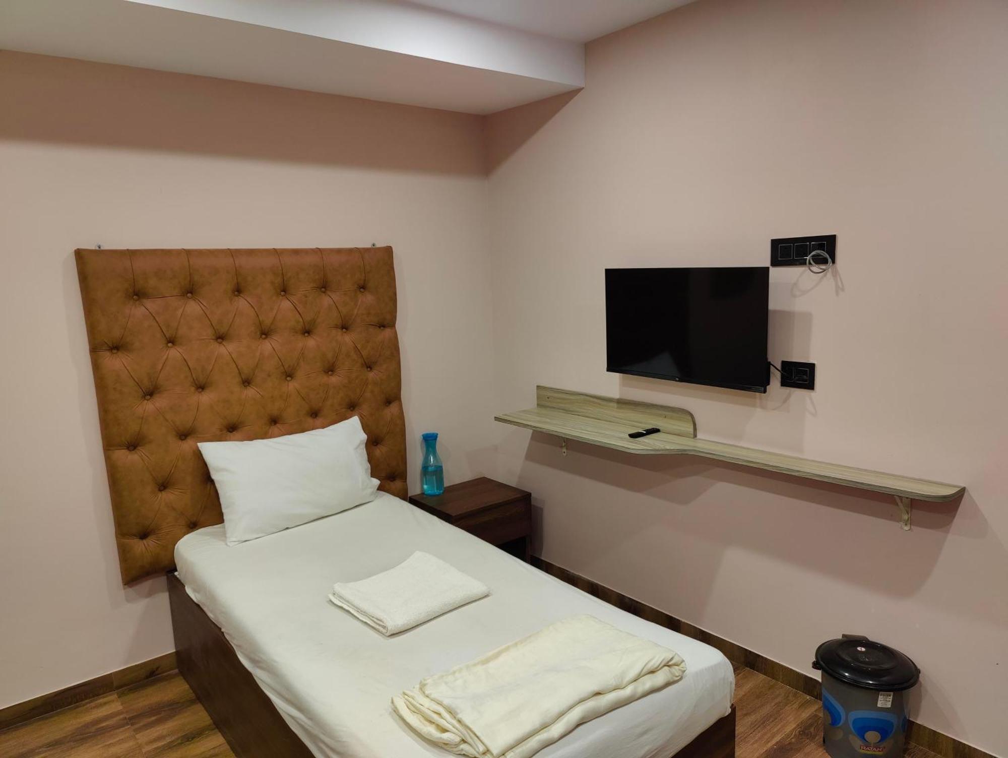 Hotel Garden View Inn - Near Nesco Мумбаи Экстерьер фото